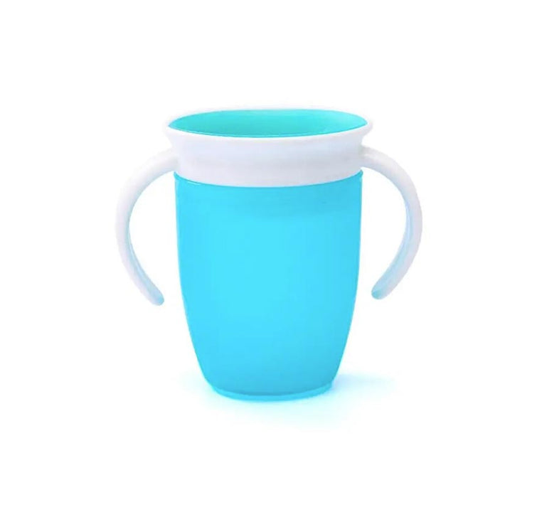 un gobelet etanche bleu clair pour bébé