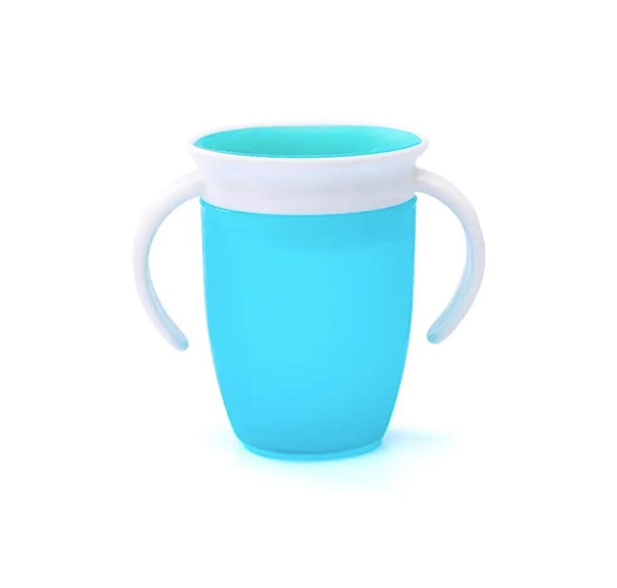 un gobelet bleu clair étanche pour bébé