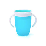 un gobelet bleu clair étanche pour bébé