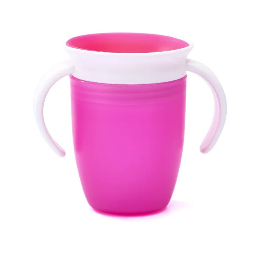 un gobelet rose pour bébé