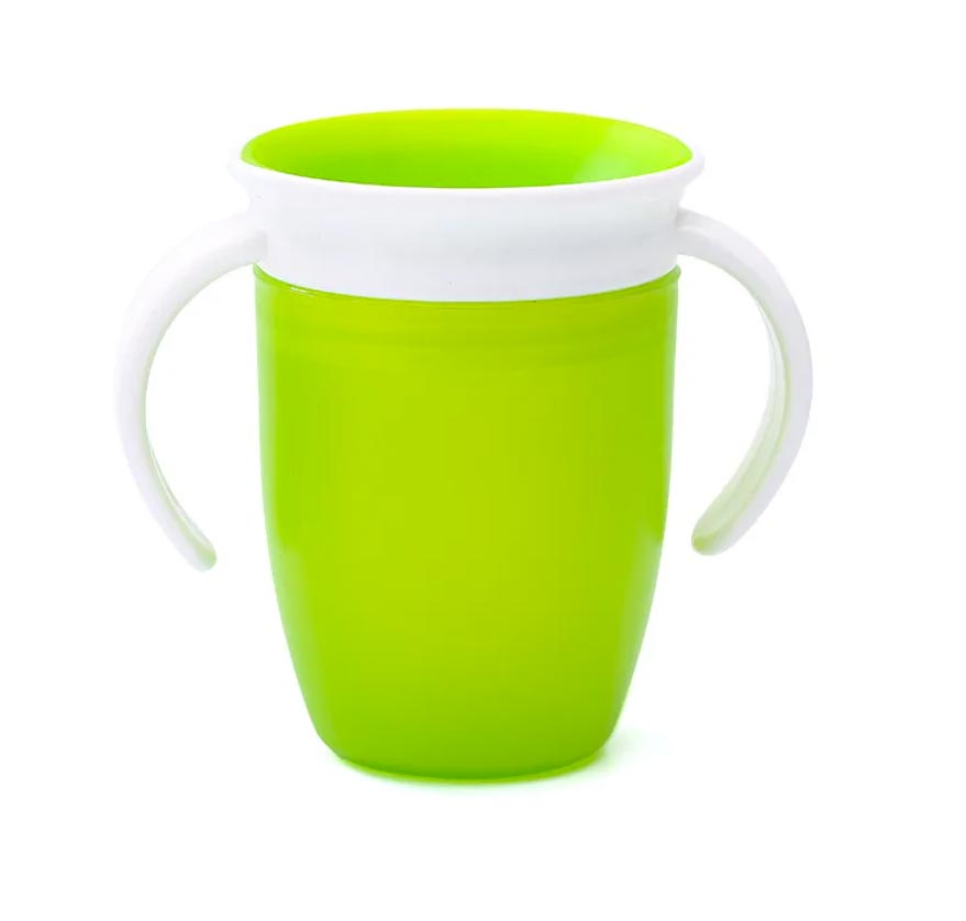 un gobelet vert pour bébé