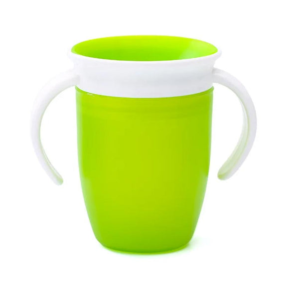 un gobelet vert pour bébé