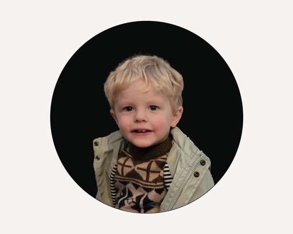 Un jeune enfant souriant