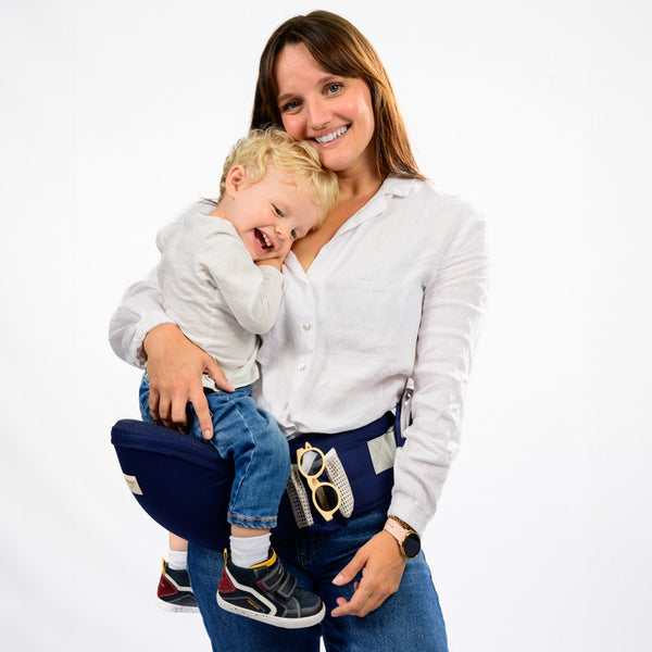 Une femme portant son bébé souriant