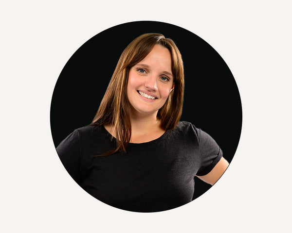 Une jeune femme souriant