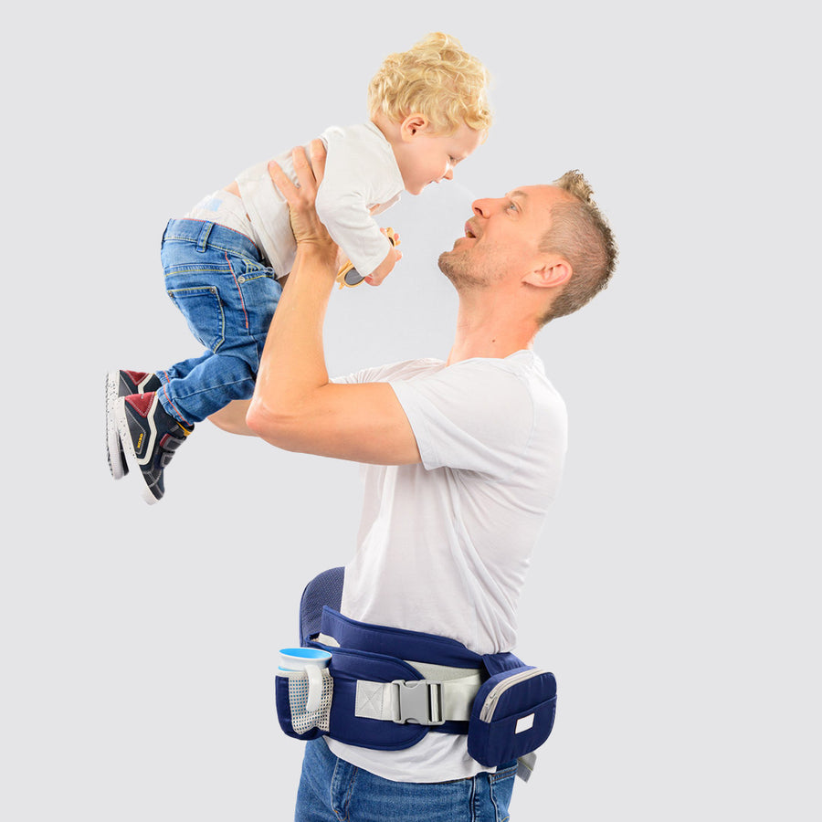 un homme portant son bébé