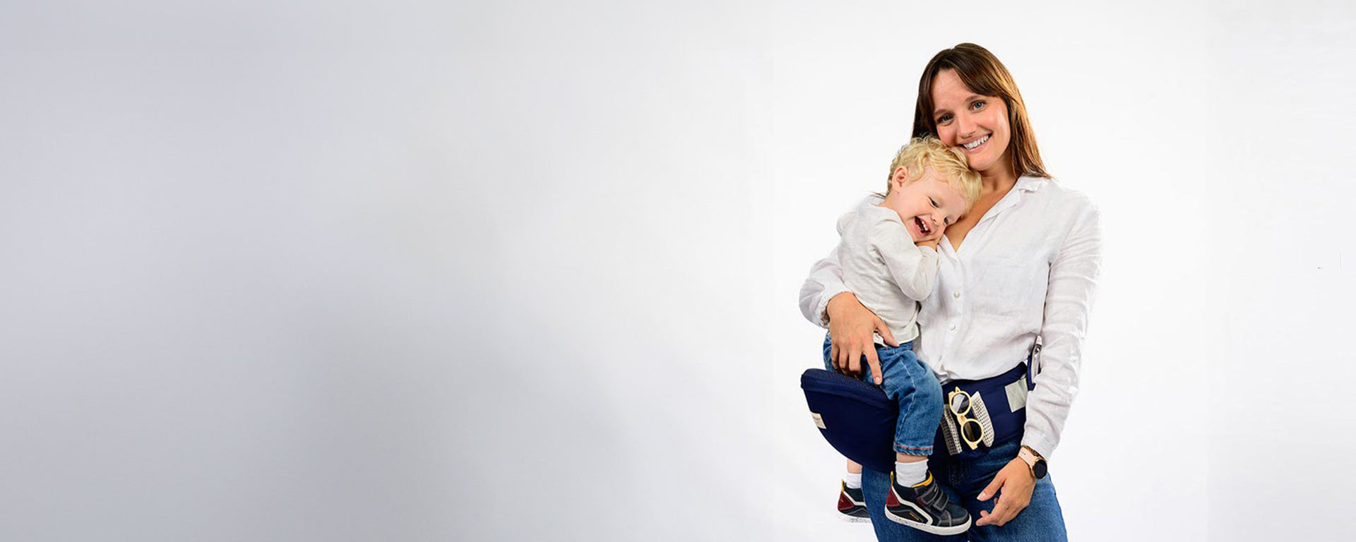 une femme avec un porte bébé bleu