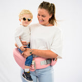 une femme avec un porte bebe rose